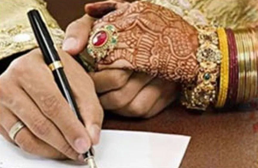 प्यार या पागलपन…10 साल तक प्रेमिका को दुनिया से छुपा कर रखा एक कमरे में, अब की शादी