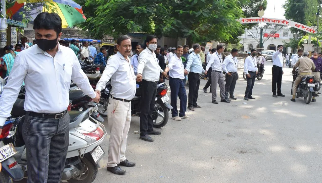 बरेली: हत्यारों की गिरफ्तारी न होने पर वकीलों ने मानव श्रृंखला बनाकर जताया विरोध