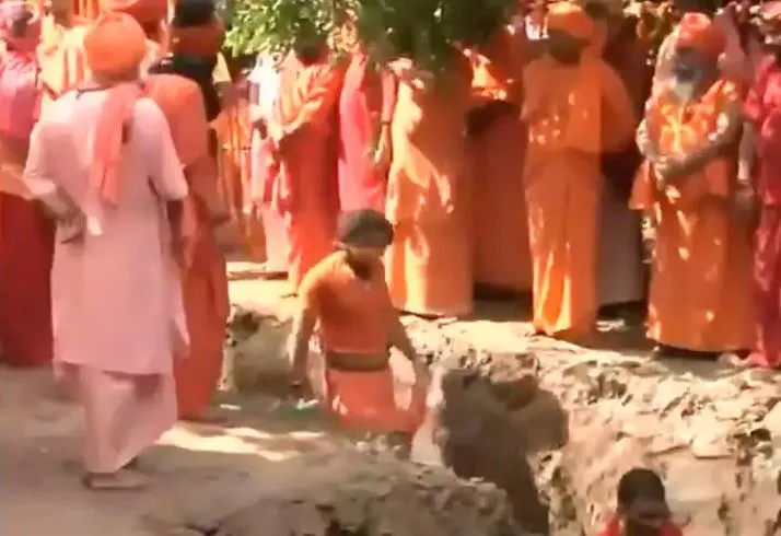 महंत नरेंद्र गिरि की बताई जगह पर दी गई भू-समाधि, 13 अखाड़ों के प्रतिनिधि रहे मौजूद