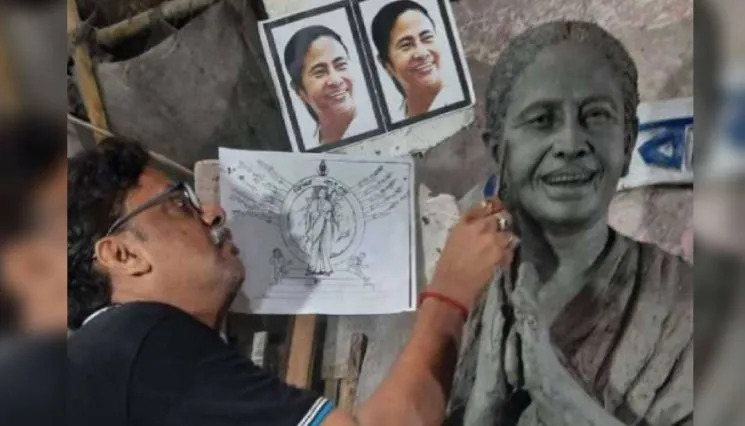 दुर्गा पंडाल में लगेगी ममता बनर्जी की मूर्ति, BJP बोली- इस फैसले से करना पड़ सकता है विनाश का सामना