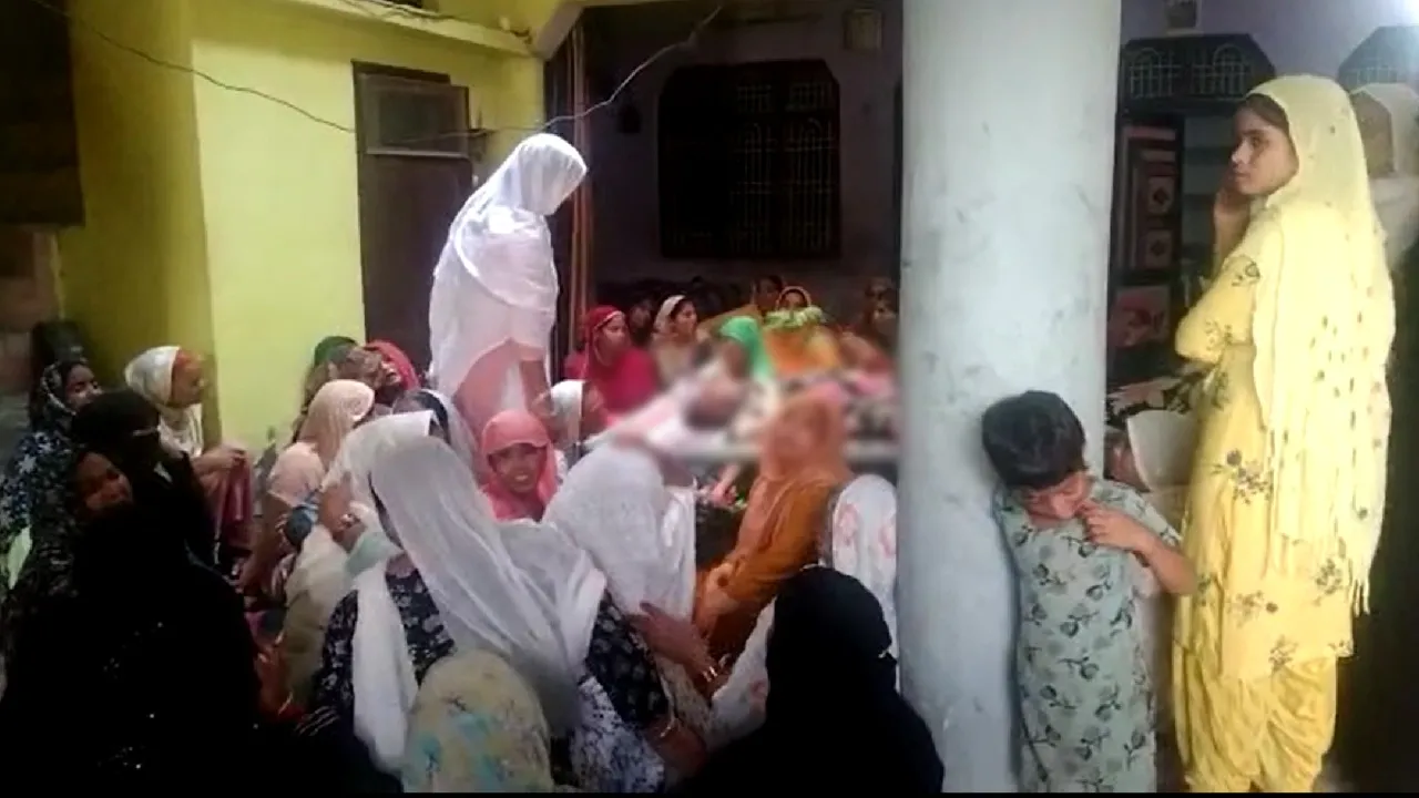 मीरगंज: रेलवे क्रॉसिंग पास पेड़ पर लटका मिला युवक का शव