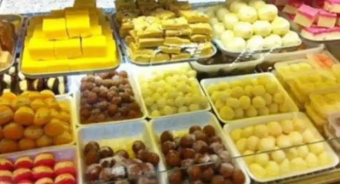 बरेली: गणगौर स्वीट्स के केसर सैंडविच व बेसन में मिलावट तो डालचंद एग्रो के रिफाइंड में खामी