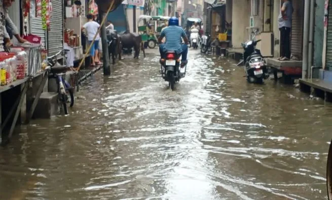 मुरादाबाद: सिर्फ आधे घंटे की बारिश में शहर की सड़कों की खुली पोल