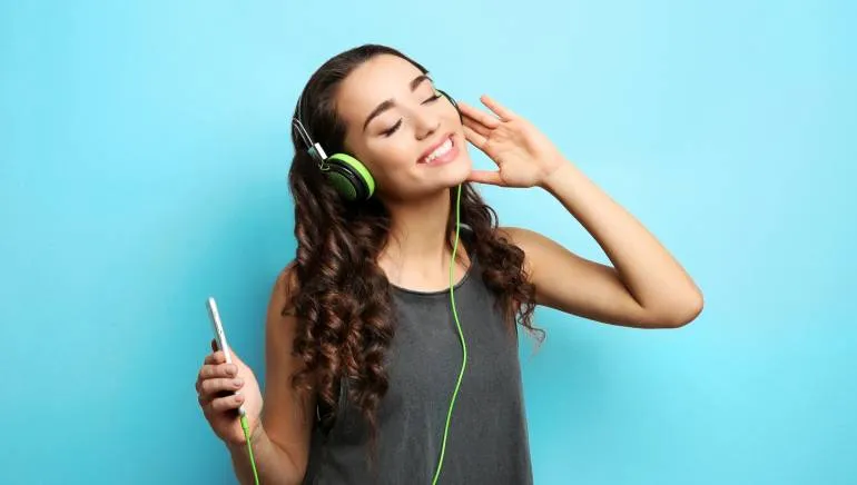 शानदार साउंड क्वालिटी के साथ मनपसंद रेंज में ट्राई करें ये Headphones