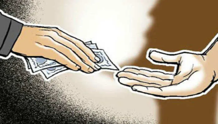 बाराबंकी: नगर पालिका परिषद में काम कर रहे बाबू पर लगा सुविधा शुल्क मांगने का आरोप, जानें पूरा मामला