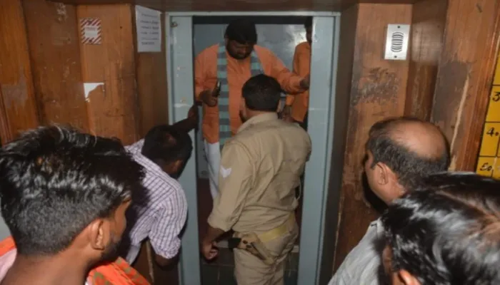 लखनऊ: केंद्रीय राज्य मंत्री लिफ्ट में फंसे, कड़ी मशक्कत के बाद निकले बाहर