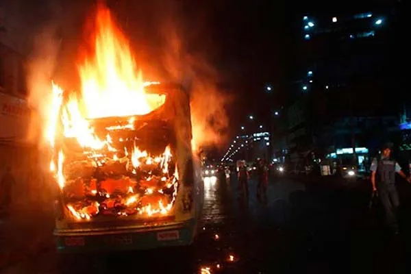 झारखंड: रामगढ़ में बस से टक्कर के बाद वैगनआर में लगी आग, पांच लोग जले
