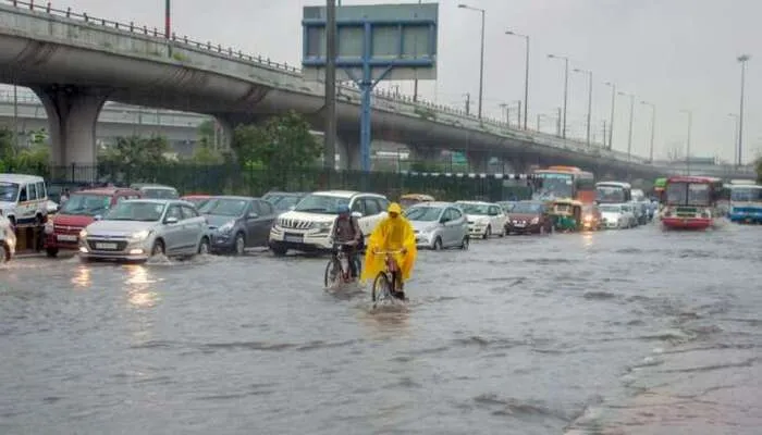 Weather Update: नोएडा में अचानक बदला मौसम का मिजाज, तेज बारिश के कारण मिली गर्मी से राहत