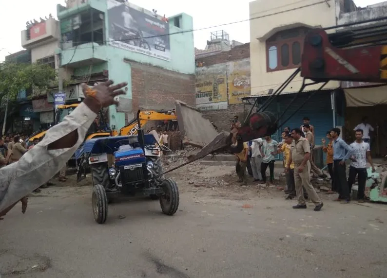 बरेली के फतेहगंज पश्चिमी में गिरी दो मंजिला बिल्डिंग, 6 मजदूर जिंदा दबे