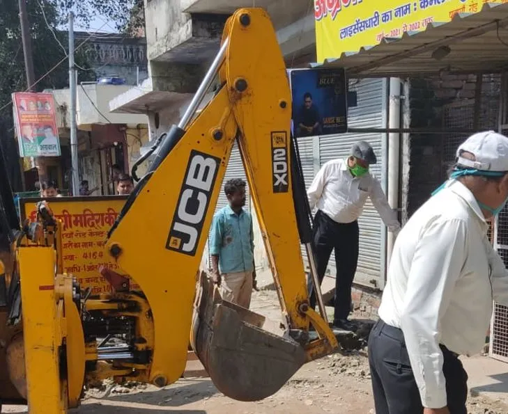 शाहजहांपुर: दिलाजाक कैंट में सड़क किनारे से हटाया गया अतिक्रमण
