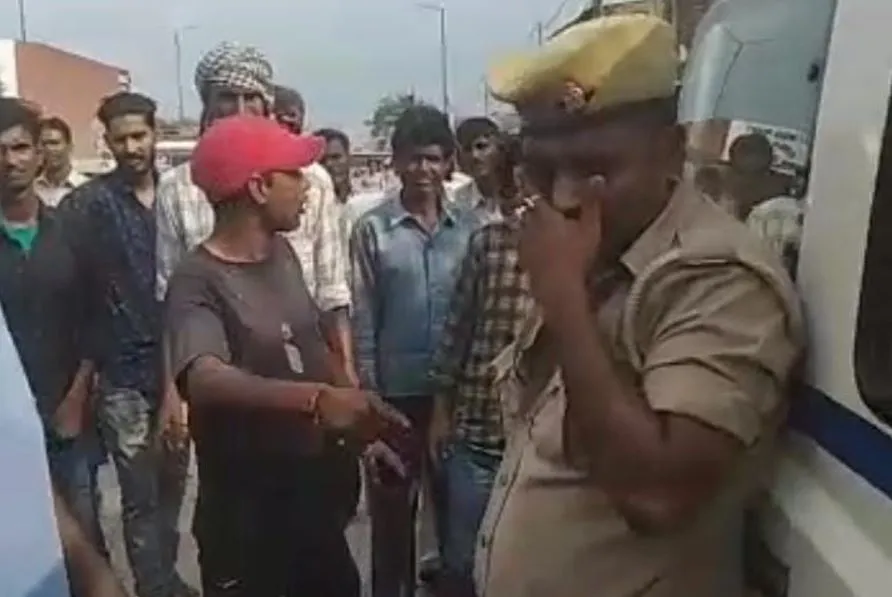 पीलीभीत: ऑटो चालक की पिटाई के बाद भड़की भीड़, दरोगा-सिपाही को पकड़ा