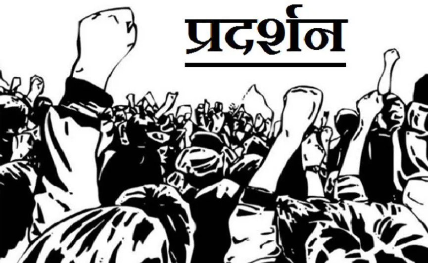पीलीभीत: खडंजा निर्माण कार्य बंद कराए जाने से नाराज लोगों ने किया प्रदर्शन