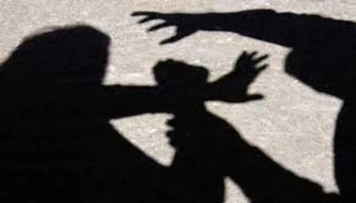 महोबा: किशोरी को बंधक बनाकर किया सामूहिक दुष्कर्म, बनाया अश्लील वीडियो
