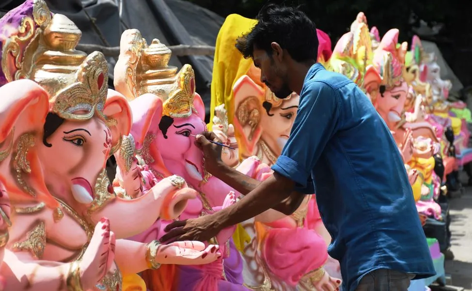 बरेली: इस साल विघ्नहर्ता नहीं हर पाए मूर्तिकारों के विघ्न