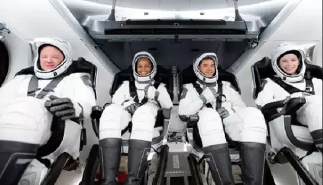 SpaceX ने पृथ्वी के तीन दिन तक चक्कर लगाने के लिए चार आम नागरिकों को भेजा अंतरिक्ष