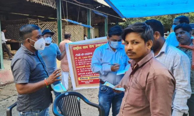पीलीभीत: जिला क्षय रोग केंद्र की ओर से चलाया गया मंडी में विशेष जागरूकता अभियान