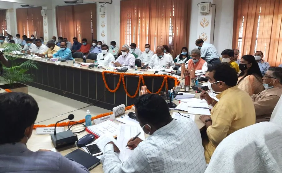 बरेली: विकास कार्यों के हिसाब में अफसर फेल, प्रभारी मंत्री ने लगायी फटकार