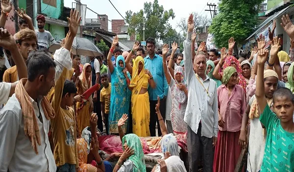 अमरोहा: नामजद आरोपियों की गिरफ्तारी को लेकर ग्रामीणों ने लगाया जाम