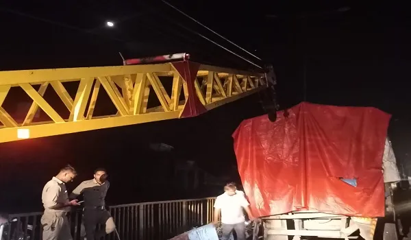 मुरादाबाद: खड़े कैंटर में घुसी मिनी टूरिस्ट बस, एक की मौत, महिला समेत 4 लोग गंभीर