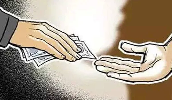 संभल: बाबू की कुर्सी पर बैठकर सफाईकर्मी ले रहा था घूस, वीडियो वायरल