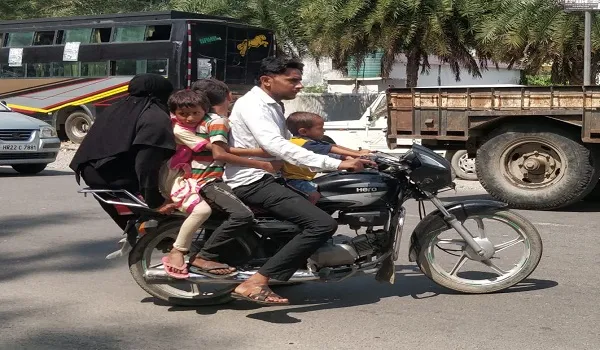 अमरोहा : सड़क सुरक्षा सप्ताह में यातायात नियमों की उड़ रहीं धज्जियां