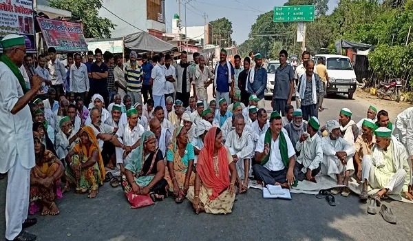 मुरादाबाद: भारत बंद के आह्वान पर हाईवे पर किसानों का चक्का जाम शुरू