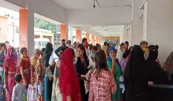 मुरादाबाद : सीएमओ के आश्वासन पर माने संविदा स्वास्थ्य कर्मी