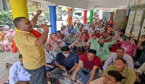 मुरादाबाद: मांगों को लेकर शिक्षकों ने किया प्रदर्शन, दी चेतावनी