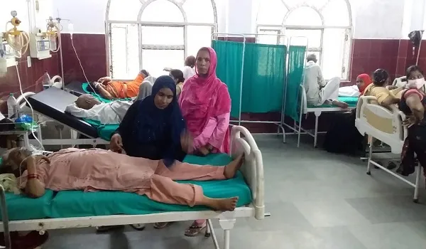 रामपुर: बुखार से कराह रहे मरीज, अस्पताल में नहीं मिल रहीं दवाएं