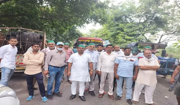 अमरोहा : नाराज भाकियू भानु ने गढ़-मेरठ मार्ग पर लगाया जाम