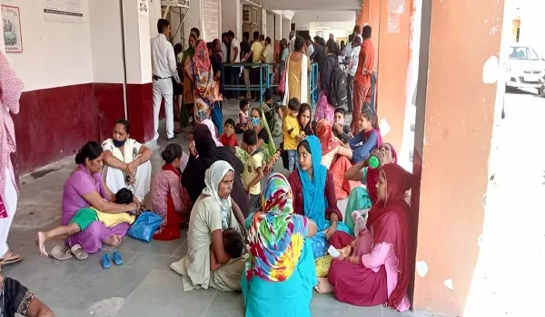 मुरादाबाद: जिला अस्पताल की ओपीडी में मरीजों की भीड़, व्यवस्था बनाने में होमगार्ड परेशान