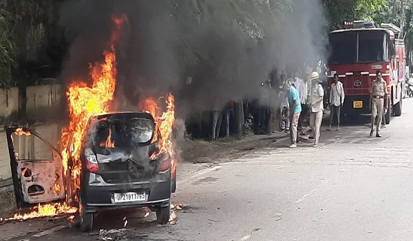 मुरादाबाद: चलती कार बनी आग का गोला, दो भाइयों ने कूद कर बचाई जान