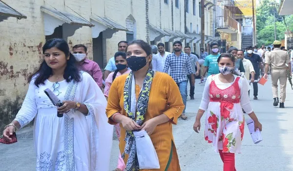 67 केंद्रों पर राजकीय इंटर कॉलेज में प्रवक्ता बनने के लिए अभ्यर्थियों ने दी परीक्षा