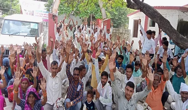 संभल: ग्रामीणों ने कलेक्ट्रेट में नोडल अधिकारी का किया घेराव
