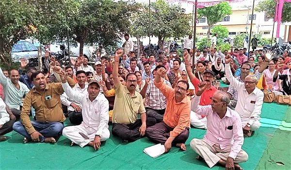 संभल: शिक्षकों ने भरी हुंकार, 21 मांगों को लेकर किया प्रदर्शन