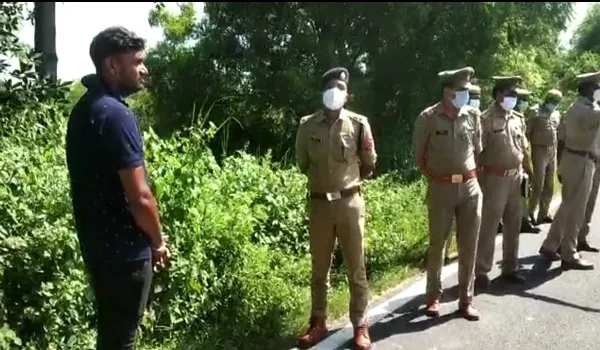 रामपुर: दिन दहाड़े बाइक सवार से 2 लाख 7 हजार की लूट