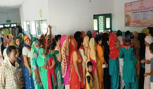 अमरोहा: टीकाकरण के लिए लोग हुए जागरूक, केंद्रों पर उमड़ी भीड़