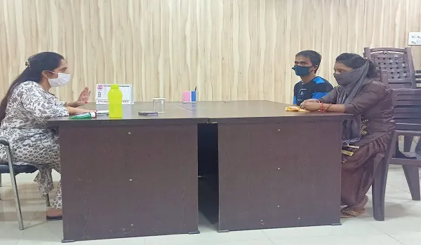 मुरादाबाद: नारी उत्थान केंद्र में पत्नी ने पति पर बरसाए थप्पड़