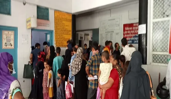 मुरादाबाद: जिला अस्पताल में दो हजार से अधिक मरीज, भीड़ संभालने को सिर्फ एक गार्ड