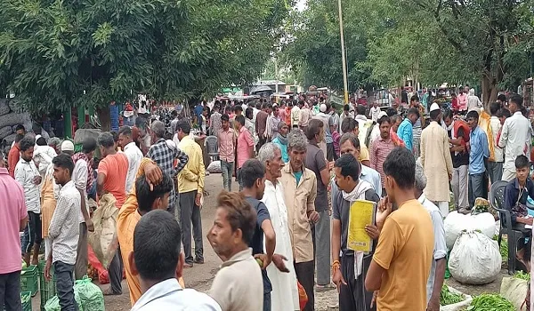 अमरोहा: नहीं दिखा कोरोना का डर, सब्जी मंडी में उमड़ी लोगों की भीड़