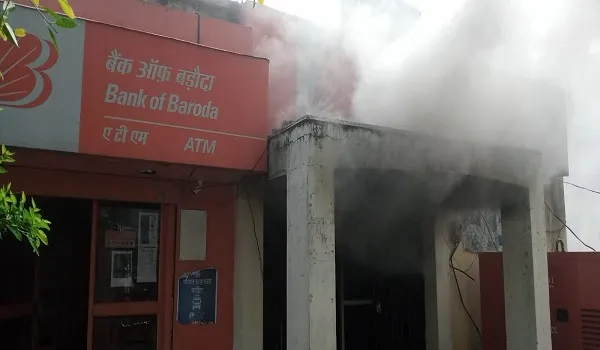 रामपुर: धमोरा बैंक ऑफ बड़ौदा शाखा में लगी आग, भारी नुकसान