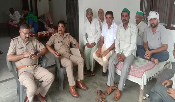 अमरोहा: मुख्यमंत्री को काले झंडे दिखाने पर पुलिस ने किया नजरबंद