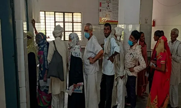 अमरोहा : थम नहीं रहा वायरल बुखार का प्रकोप, जिला अस्पताल में लगी मरीजों की लंबी लाइन