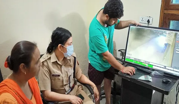 अमरोहा: चोरों ने दो बंद मकानों से उड़ाये दस लाख, जांच में जुटी फॉरेंसिक टीम