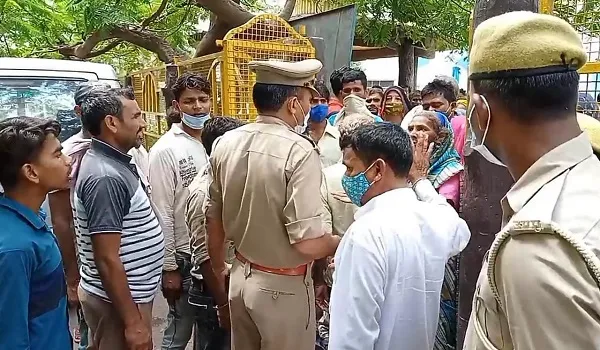 मुरादाबाद: युवक के बरामदगी के लिए महिलाओं का हंगामा