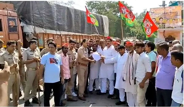 संभल : किसानों के चक्का जाम के समर्थन में कूदे समाजवादी नेता 