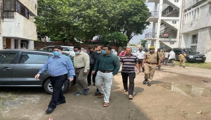 लखनऊ: चौक में बनेगी मल्टी लेवल पार्किंग, निरीक्षण के लिए पहुंचे मण्डलायुक्त