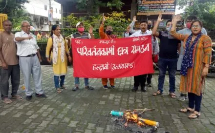 हल्द्वानी: हरियाणा में किसानों पर हुए लाठीचार्ज के विरोध में फूंका खट्टर सरकार का पुतला