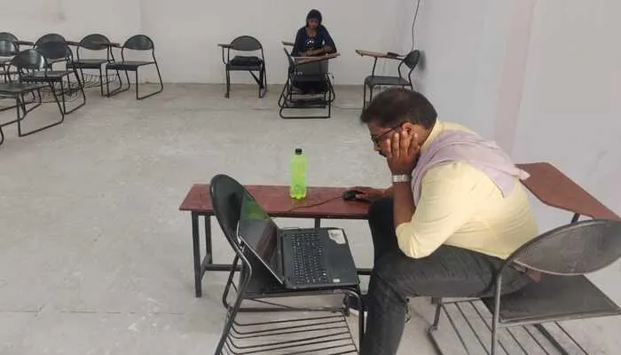 बाराबंकी: संयुक्त निदेशक ने किया परीक्षा केंद्रों का औचक निरीक्षण, मची अफरा तफरी