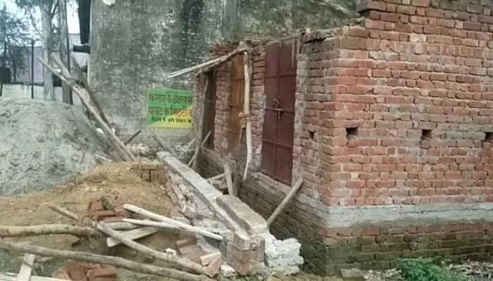 बाराबंकी: लिंटर गिरने से खुली खोखले दावों की पोल, लोगों में आक्रोश